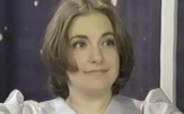 Lena Dunham touts the New Yorker's new iPhone app.
