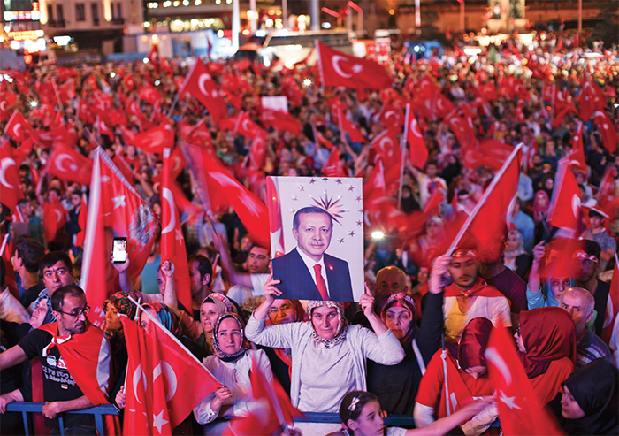 Supporters of Recep Tayyip Erdoğan, Istanbul, 2016. Mstyslav Chernov/Wikicommons.