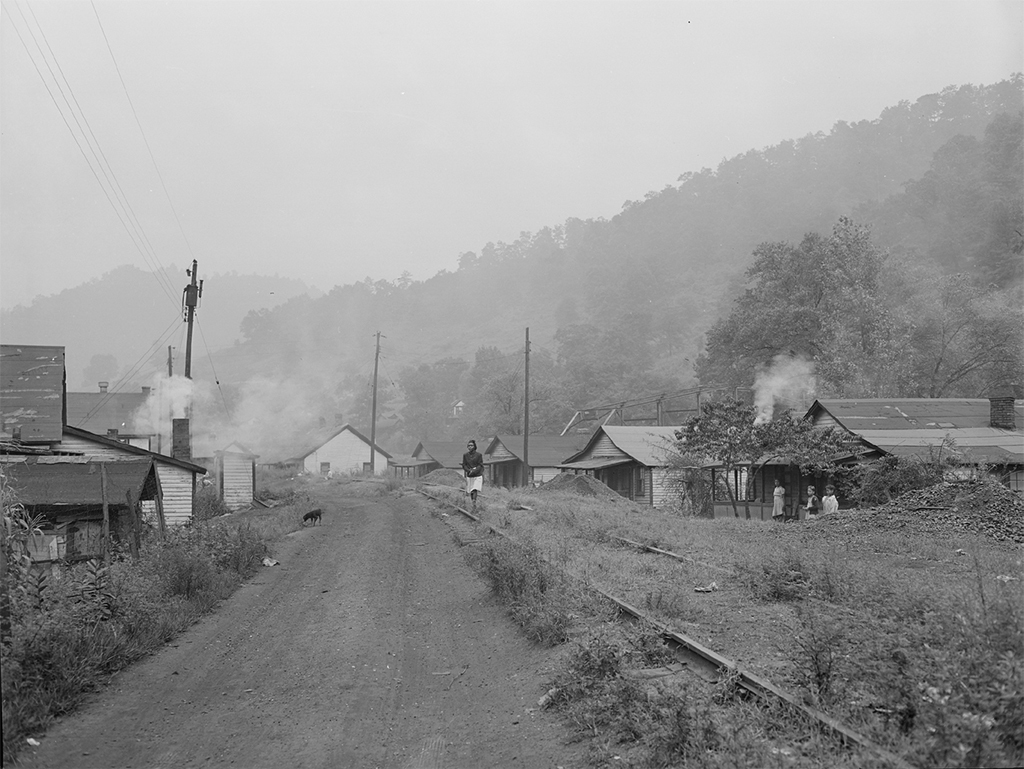 Exeter coal mine housing, Welch, West Virginia, 1946. Russell Lee/Nara/ Wikicommons.