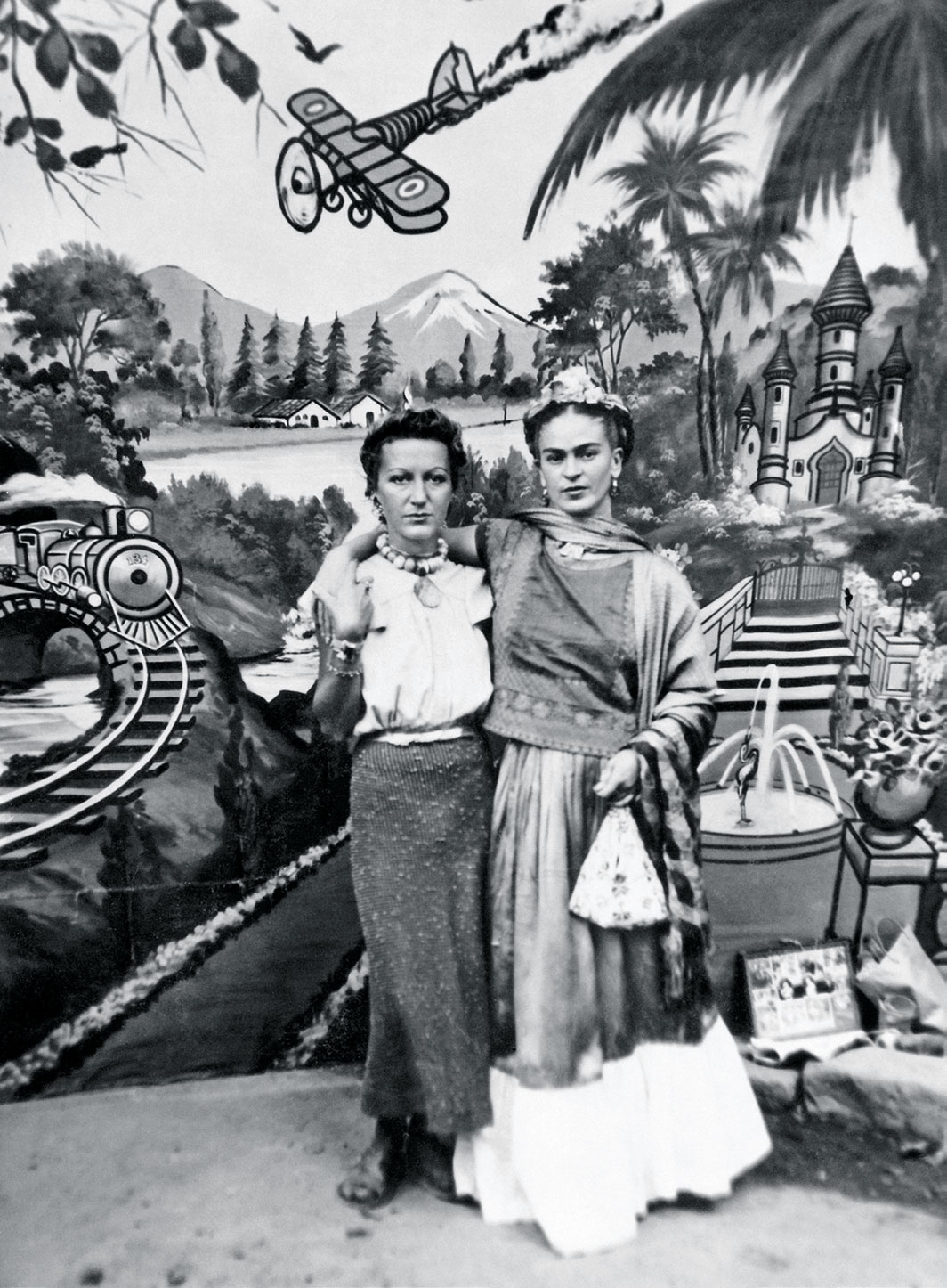 *Jacqueline Lamba and Frida Kahlo, 1938.* Association André Breton