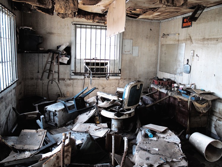 *Looking Glass Beauty Salon, Lower Ninth Ward, New Orleans, May 2006.*